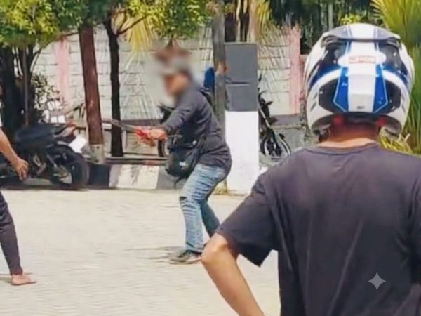 Tak Sabar Mengantre BBM di SPBU Bonggoiya Kendari, Warga Saling Tegang Pakai Sajam