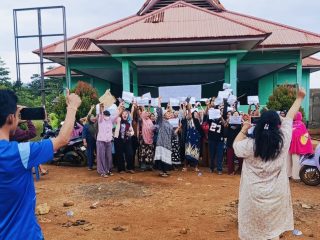 Diduga Korupsi Dana Pembebasan Lahan, Warga Desa di Konawe Utara  Segel Kantor dan Tuntut Kades Mundur