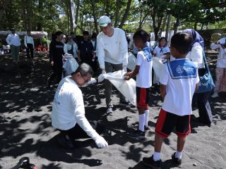 Lindungi Ekosistem Laut, Pertamina Trans Kontinental Gandeng Elemen Masyarakat Jaga Kebersihan Pantai di Bitung
