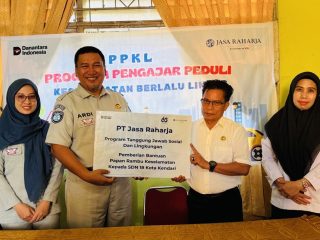 Jasa Raharja Salurkan Bantuan Rambu Keselamatan dan Gelar Sosialisasi PPKL di SDN 18 Kota Kendari