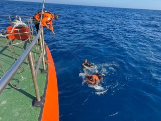 Basarnas Selamatkan 3 ABK Kapal KM Adi Jaya yang Tenggelam di Perairan Buton