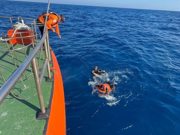 Basarnas Selamatkan 3 ABK Kapal KM Adi Jaya yang Tenggelam di Perairan Buton