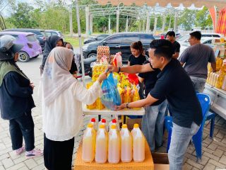Sambil Nobar Bola Gembira, Warga Serbu Stan Pangan Murah UD Putra Gangga di Balaikota Kendari