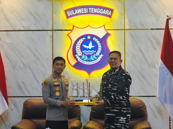 Kapolda Sultra Sambut Silaturahmi Perdana Danlanal Kendari, Perkuat Sinergitas TNI–Polri Jaga Keamanan Maritim