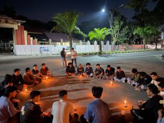 Aksi Simbolik Didepan Polda Sultra, Mahasiswa Soroti Kaburnya 11 Tahanan Polres Kolaka Utara