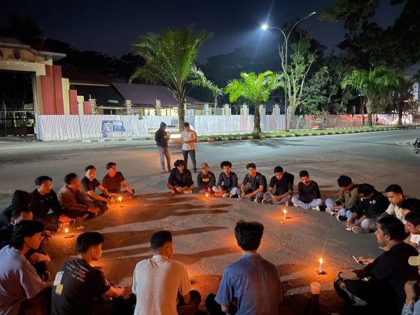 Aksi Simbolik Didepan Polda Sultra, Mahasiswa Soroti Kaburnya 11 Tahanan Polres Kolaka Utara