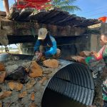 Babinsa Koramil Mandonga Kendari Bahu Membahu Bersama Warga Bangun Jembatan