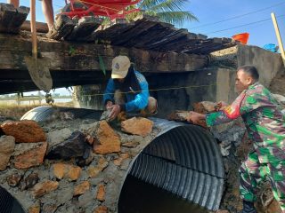 Babinsa Koramil Mandonga Kendari Bahu Membahu Bersama Warga Bangun Jembatan