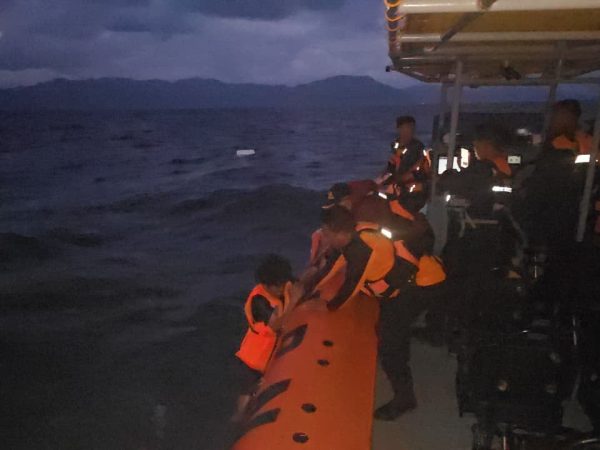 Basarnas Selamatkan Seluruh Penumpang KM Cahaa Fitra 03 yang Tenggelam di Pulau Labengki