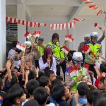 Polantas Karib Ditlantas Polda Sultra Semarakkan HUT ke-81 RI, Bagikan Ornamen Merah Putih kepada Pelajar