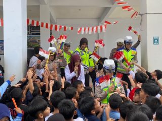 Polantas Karib Ditlantas Polda Sultra Semarakkan HUT ke-81 RI, Bagikan Ornamen Merah Putih kepada Pelajar