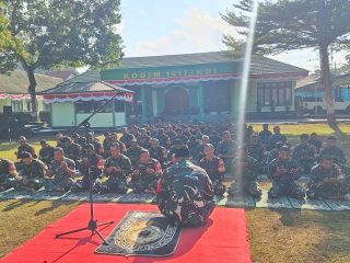Ratusan Prajurit Kodim 1417/Kendari Khusyuk Sholat Istisqa Minta Hujan