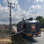 Respon Cepat Personel SAR Ditsamapta Polda Sultra Lakukan Penyiraman Lahan Terbakar di Poasia