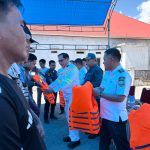 KUPP Molawe Bagikan Life Jacket Gratis untuk Nelayan di Lasolo Konawe Utara