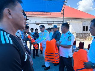 KUPP Molawe Bagikan Life Jacket Gratis untuk Nelayan di Lasolo Konawe Utara
