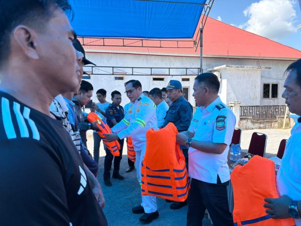 KUPP Molawe Bagikan Life Jacket Gratis untuk Nelayan di Lasolo Konawe Utara