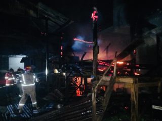 Diduga Berasal dari Obat Nyamuk, Bangsal Kayu di Matabubu Kendari Hangus Terbakar