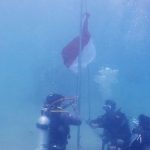 HUT ke-81 RI, 60 Penyelam Kibarkan Merah Putih di Bawah Laut Pantai Berova Kolaka Utara, Sulawesi Tenggara