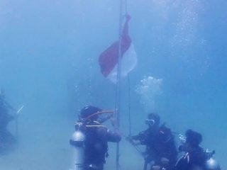 HUT ke-81 RI, 60 Penyelam Kibarkan Merah Putih di Bawah Laut Pantai Berova Kolaka Utara, Sulawesi Tenggara