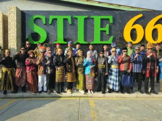 Merah Putih dan Ragam Busana Adat Warnai Upacara HUT ke-81 RI di STIE Enam Enam Kendari