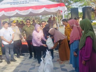 Wali Kota Siska Imran Salurkan Bantuan Pangan Bagi Puluhan Ribu Warga Kurang Mampu di Kendari