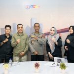 Angkat Tema Sinergi Polri dan Masyarakat, MEK TV Berikan Penghargaan kepada Kapolda Sultra melalui Kabid Humas