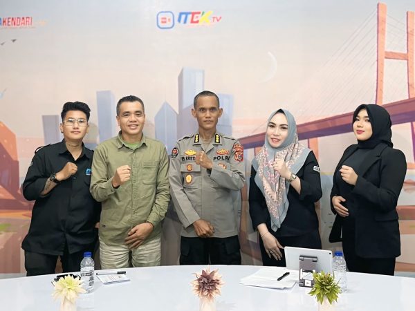 Angkat Tema Sinergi Polri dan Masyarakat, MEK TV Berikan Penghargaan kepada Kapolda Sultra melalui Kabid Humas
