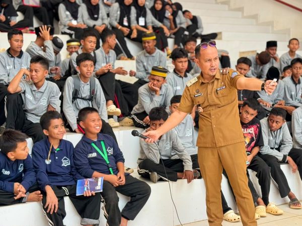 Cegah Cyberbullying dan Hoaks, Kadis Kominfo Kendari Bekali Siswa Sekolah Rakyat Literasi Digital