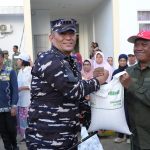 Danlanal Kendari Serahkan Bantuan Pangan Nasional dan Ajak Warga Pilah Sampah dari Rumah
