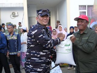 Danlanal Kendari Serahkan Bantuan Pangan Nasional dan Ajak Warga Pilah Sampah dari Rumah