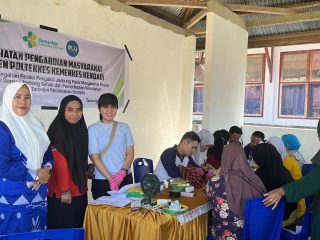 Peringati Pentingnya Kesehatan Jantung, Tim Pengabmas Dosen Jurusan Keperawatan Poltekkes Kemenkes Kendari Gelar Senam Sehat dan Skrining Gratis bagi Warga Pesisir Toronipa