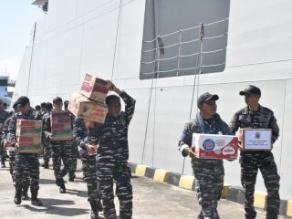TNI AL Bergerak Cepat Bantu Korban Bencana Gempa NTT, Angkut Seluruh Bantuan Kemanusiaan Menuju Lokasi