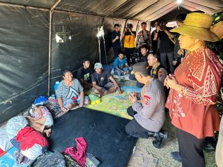 Kapolri dan Titiek Soeharto Tinjau Bencana Gempa NTT, Salurkan Ribuan Paket Bantuan