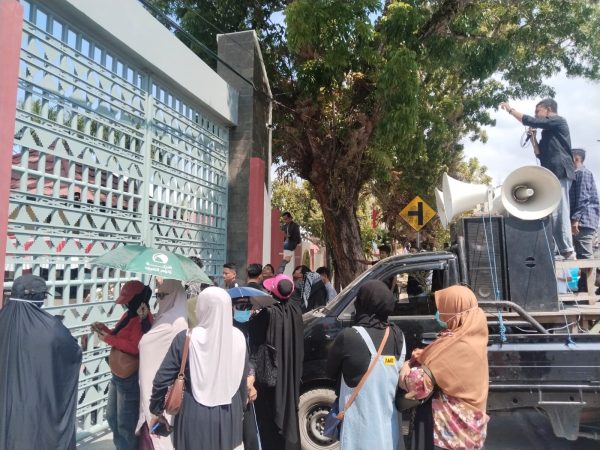 Korban Travel T Rugi Rp39 Miliar, Ratusan Jemaah Demo PN Kendari dan Kejati Sultra