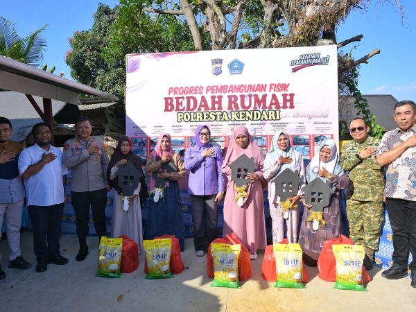 Polresta Kendari dan Pemkot Bedah 10 Rumah Warga, Lima Unit Rampung dan Diserahkan
