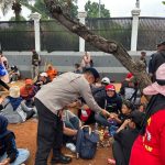 Brimob dan Polwan Polda Metro Bagikan Roti untuk Massa Hari Tani