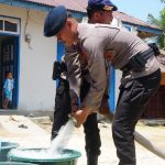 Kemarau Panjang, Brimob Sultra Salurkan Bantuan Air Bersih kepada Masyarakat
