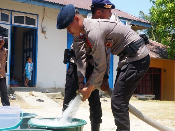Kemarau Panjang, Brimob Sultra Salurkan Bantuan Air Bersih kepada Masyarakat