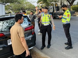 Mobil Warga Diserempet Truk di Bypass Kendari, Minta Perusahaan Tanggung Penuh Biaya Perbaikan