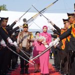 Kombes Pol Safi’i Nafsikin Resmi Pimpin Polresta Kendari, Disambut Tradisi Pedang Pora