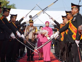 Kombes Pol Safi’i Nafsikin Resmi Pimpin Polresta Kendari, Disambut Tradisi Pedang Pora