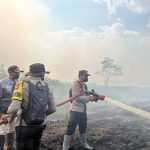 Polri Bersinergi dengan TNI dan BPBD, Bahu-Membahu Padamkan Lahan Gambut di Kolaka Timur