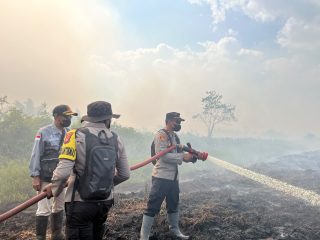 Polri Bersinergi dengan TNI dan BPBD, Bahu-Membahu Padamkan Lahan Gambut di Kolaka Timur