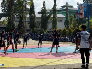 Dukung Minat Olahraga Siswa, UD Maju Motor Perbaiki Lapangan Basket SMKN 1 Kendari dan Rencanakan Turnamen