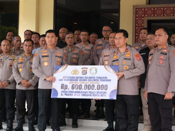 Polda Sultra Salurkan Bantuan Untuk Penanggulangan Pascabencana di NTT
