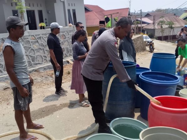 Polsek Kendari Salurkan 10 Tandon Air Bersih untuk Warga Gunung Jati yang Kekeringan