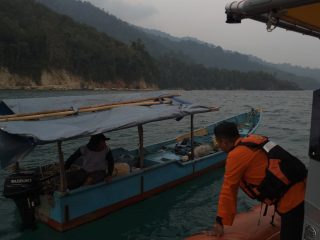 Longboat Ditemukan di Perairan Torombia Buton Utara, Tim SAR Lanjutkan Pencarian Nelayan Hilang