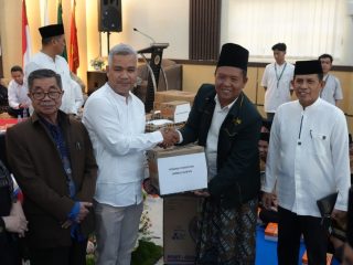 STIE Enam Enam Kendari Salurkan 300 Paket Bantuan untuk Panti Asuhan dan Pesantren Dimomentum Dies Natalis ke-32