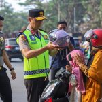 Kapolda Sultra Turun ke Jalan, Atur Lalu Lintas dan Bagikan Helm Gratis di Kendari