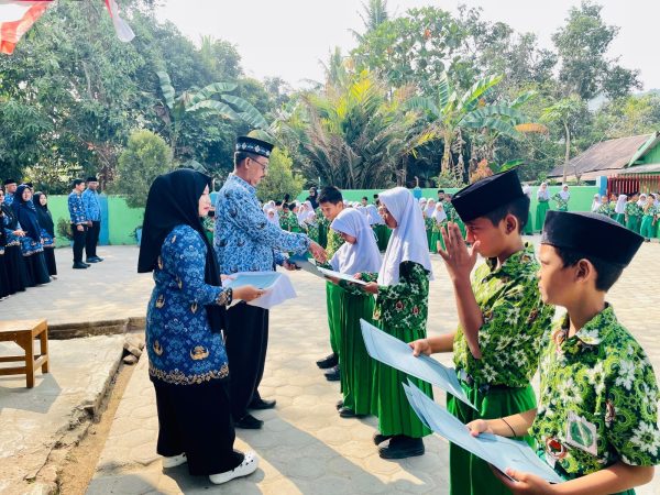 Upacara Sumpah Pemuda, MIN 2 Konawe Selatan Beri Apresiasi Siswa Berprestasi di Olimpiade Madrasah Indonesia